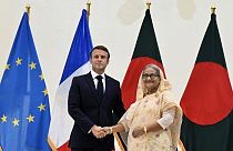 Le président français Emmanuel Macron et la Première ministre du Bangladesh Sheikh Hasina se serrent la main lors d'une réunion bilatérale à Dacca, le 11 septembre 2023.