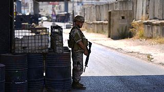 Un soldat de l'armée libanaise monte la garde à l'entrée du camp de réfugiés palestiniens de Ein el-Hilweh.