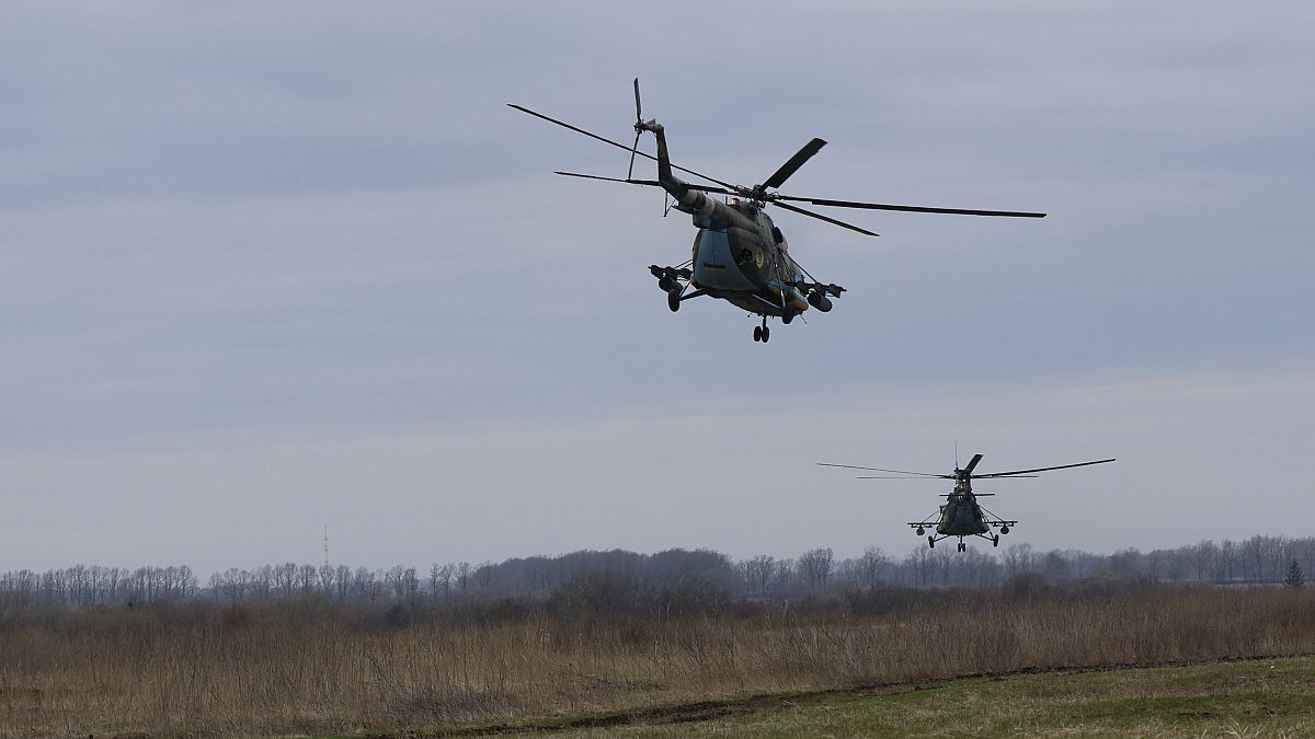 مروحيات أوكرانية من طراز MI-8 خلال مهمة قتالية في منطقة الدونباس 