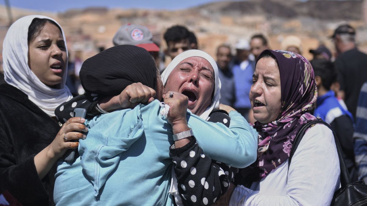 Mulheres choram enquanto lamentam as vítimas do terramoto em Moulay Brahim, na província de Al Haouz, Marrocos.