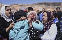 Женщины плачут, оплакивая жертв землетрясения в Мулай Брахим в провинции Аль-Хауз, Марокко.