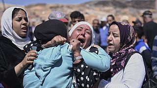 Des femmes pleurent les victimes du tremblement de terre à Moulay Brahim, dans la province d'Al Haouz, au Maroc.