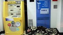 رجل نائم بالقرب من الصراف الآلي في وسط مدينة مدريد، إسبانيا.