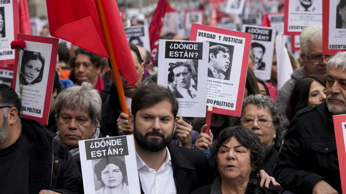 Chile: El presidente Gabriel Boric recuerda a las víctimas de la dictadura de Pinochet