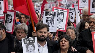 Le président chilien Gabriel Boric, au centre, participe à une manifestation marquant le 50e anniversaire du coup d'État militaire mené par le général Augusto Pinochet.