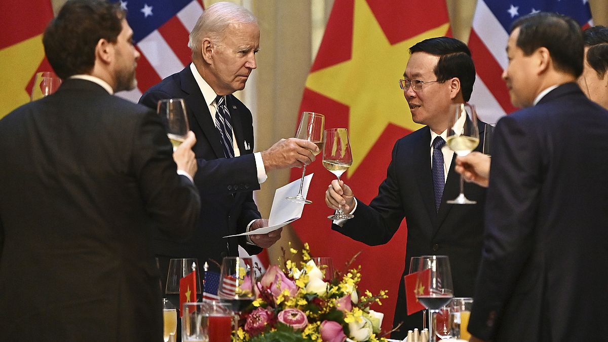 الرئيس الأمريكي جو بايدن،الرئيس الفيتنامي الرئيس فو فان توونغ ، خلال مأدبة غداء رسمية في القصر الرئاسي في هانوي، فيتنام