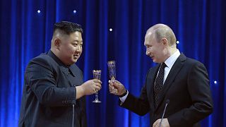 2019-es felvétel Kim Dzsongun és Vlagyimir Putyin koccintásáról