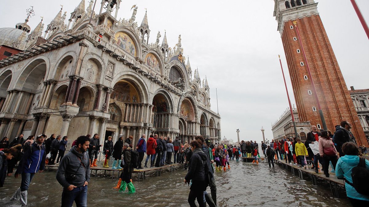 Turisták az elöntött Szent Márk téren Velencében