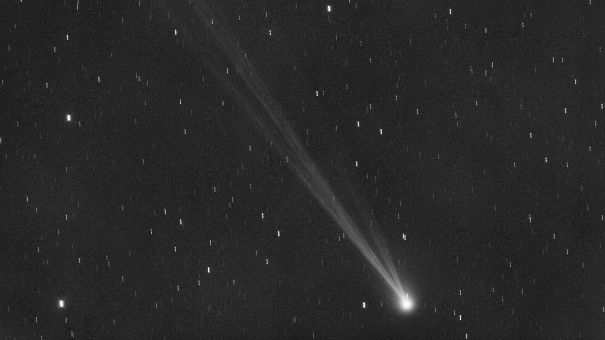 El cometa C/2023 P1 Nishimura y su cola vistos desde Manciano, Italia.
