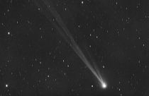 El cometa C/2023 P1 Nishimura y su cola vistos desde Manciano, Italia.