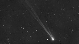Комета C/2023 P1 Nishimura и ее хвост видны из Манчиано, Италия.