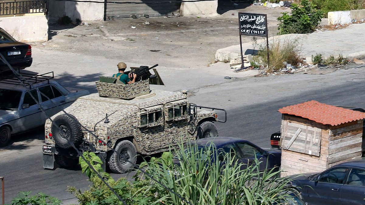 آلية تابعة للجيش اللبناني خارج مخيم عين الحلوة في صيدا 
