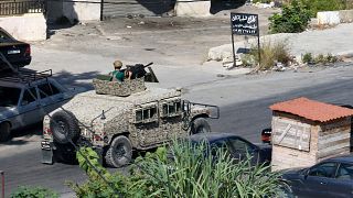 آلية تابعة للجيش اللبناني خارج مخيم عين الحلوة في صيدا