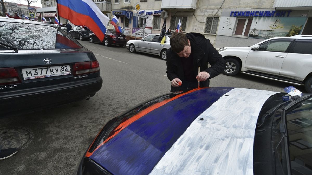 Rus işgali altındaki Kırım'da bir kişi aracını Rus bayrağının renklerine boyadı (arşiv)