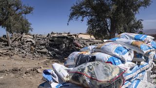 Пакеты с гуманитарной помощью в деревне Тафегагте, пострадавшей от землетрясения в Марокко. 11 сентября 2023.