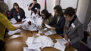 فرز الأصوات في أحد مراكز الاقتراع في دونيتسك التي ضمتها روسيا