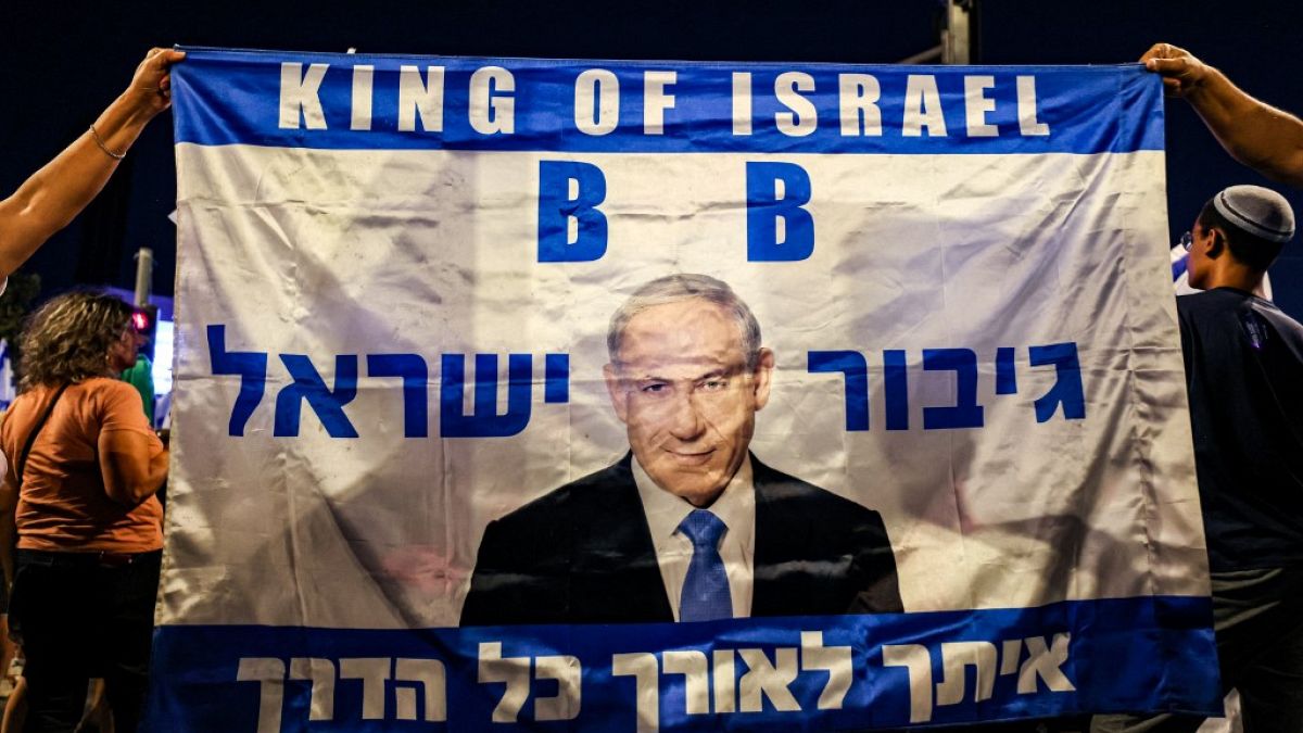 "İsrail Kralı BB (Netanyahu)" yazılı bir protesto pankartı 