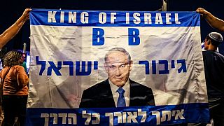 "İsrail Kralı BB (Netanyahu)" yazılı bir protesto pankartı