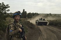 Ein ukrainischer Soldat blickt auf einen Schützenpanzer in der Nähe von Bakhmut