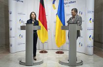 Ministra dos Negócios Estrangeiros da Alemanha, Annalena Baerbock, e homólogo ucraniano, Dmytro Kuleba, em Kiev