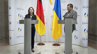 La ministra de Asuntos Exteriores alemana, Annalena Baerbock (izquierda), y el ministro de Asuntos Exteriores de Ucrania, Dmytro Kuleba, asisten a una rueda de prensa