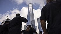 Bomberos en posición de saludo durante uno de los momentos de silencio en Nueva York en conmemoración de las víctimas de los atentados del 11 de septiembre de 2001.