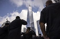 Bomberos en posición de saludo durante uno de los momentos de silencio en Nueva York en conmemoración de las víctimas de los atentados del 11 de septiembre de 2001.