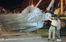 أزيل تمثال مؤسس الكي جي بي فيليكس دزيرجينسكي من موسكو عام 1991 مع انهيار الاتحاد السوفياتي 