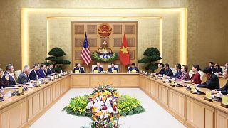 جو بایدن، رئیس جمهور آمریکا و فام مین چین، نخست وزیر ویتنام در اجلاس سران نوآوری و سرمایه گذاری در ویتنام