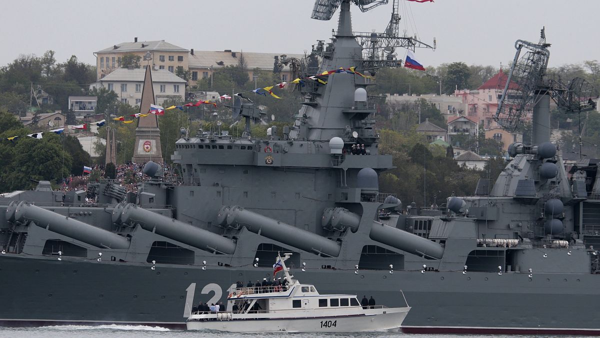 الطراد الصاروخي موسكفا خلال عرض بحري بمناسبة يوم النصر في سيفاستوبول - شبه جزيرة القرم. 2014/05/09