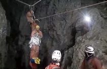 Le spéléologue américain Mark Dickey, sanglé sur une civière, pour sa dernière étape de sortie du réseau de grotte de Morca, Turquie, 12/09/2023