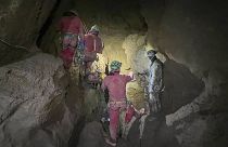 Hordágyon viszik Mark Dickey amerikai barlangkutatót a Törökország déli részén fekvő Taurus-hegységben található Morca-barlangban
