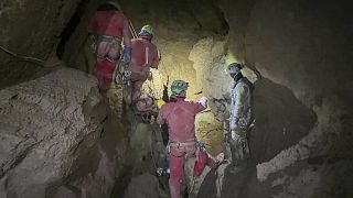 Hordágyon viszik Mark Dickey amerikai barlangkutatót a Törökország déli részén fekvő Taurus-hegységben található Morca-barlangban