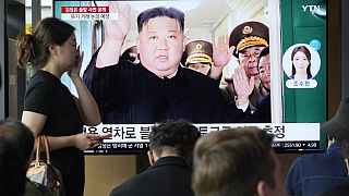 Kim érkezése élőben az észak-koreai televízióban