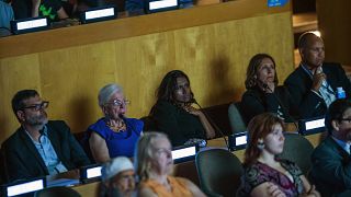 Генеральный директор AP Дейзи Вирасингем и старший вице-президент и исполнительный редактор AP Джули Пейс смотрят документальный фильм в штаб-квартире ООН