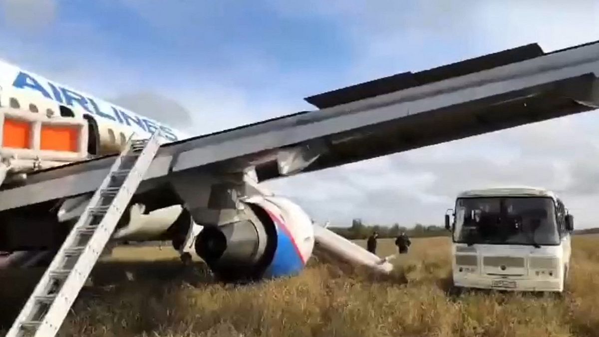 طائرة روسية من طراز إيرباص إيه 320 في أحد حقول سيبيريا 