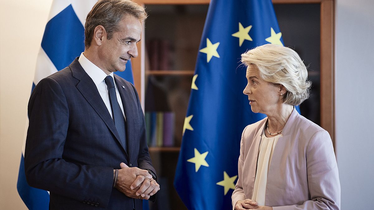 Председатель Еврокомиссии Урсула фон дер Ляйен с Страсбурге с греческим премьер-министром Кириакосом Мицотакисом.