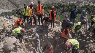 فريق إنقاذ يحاول انتشال جثة امرأة قتلت جراء الزلزال في بلدة إيمي نتالا الجبلية في المغرب. 2023/09/12