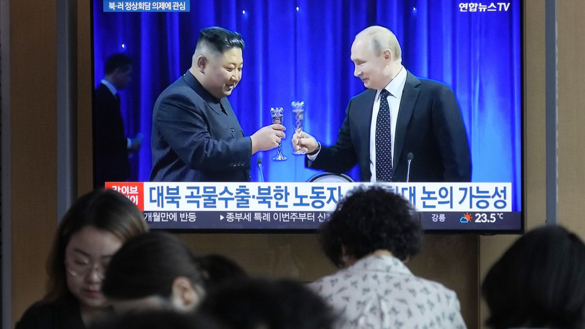 Archív felvétel Kim Dzsongun és Vlagyimir Putyin egy korábbi találkozóján, egy tévéképernyőn a szöuli pályaudvaron - 2023. 09. 12.