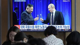 Archív felvétel Kim Dzsongun és Vlagyimir Putyin egy korábbi találkozóján, egy tévéképernyőn a szöuli pályaudvaron - 2023. 09. 12.