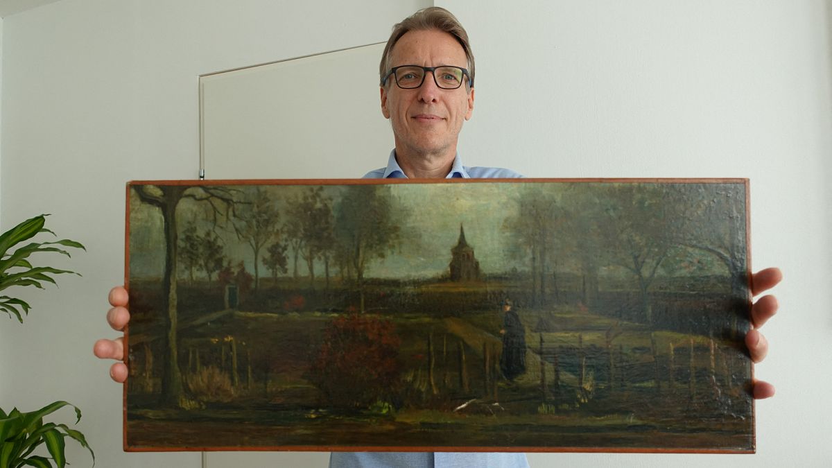Le détective d'art néerlandais Arthur Brand en possession du tableau de Van Gogh volé pendant le confinement. 