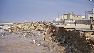 A líbiai áradás utáni pusztítás Dernában