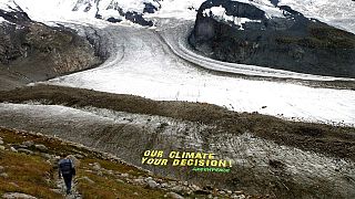a Greenpeace szlogenje a svájci Gorner gleccseren