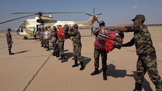 Equipos de rescate cargan un helicóptero para enviar ayuda a las zonas afectadas.
