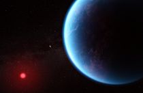 Conceito artístico mostra o aspeto do exoplaneta K2-18 b