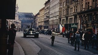 دبابة سوفياتية في شوارع براغ [أرشيف]