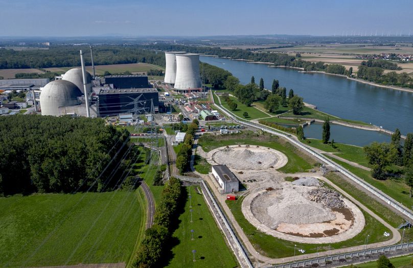 A central nuclear de Biblis, desativada, é fotografada em Biblis, Alemanha, quarta-feira, 23 de agosto de 2023.
