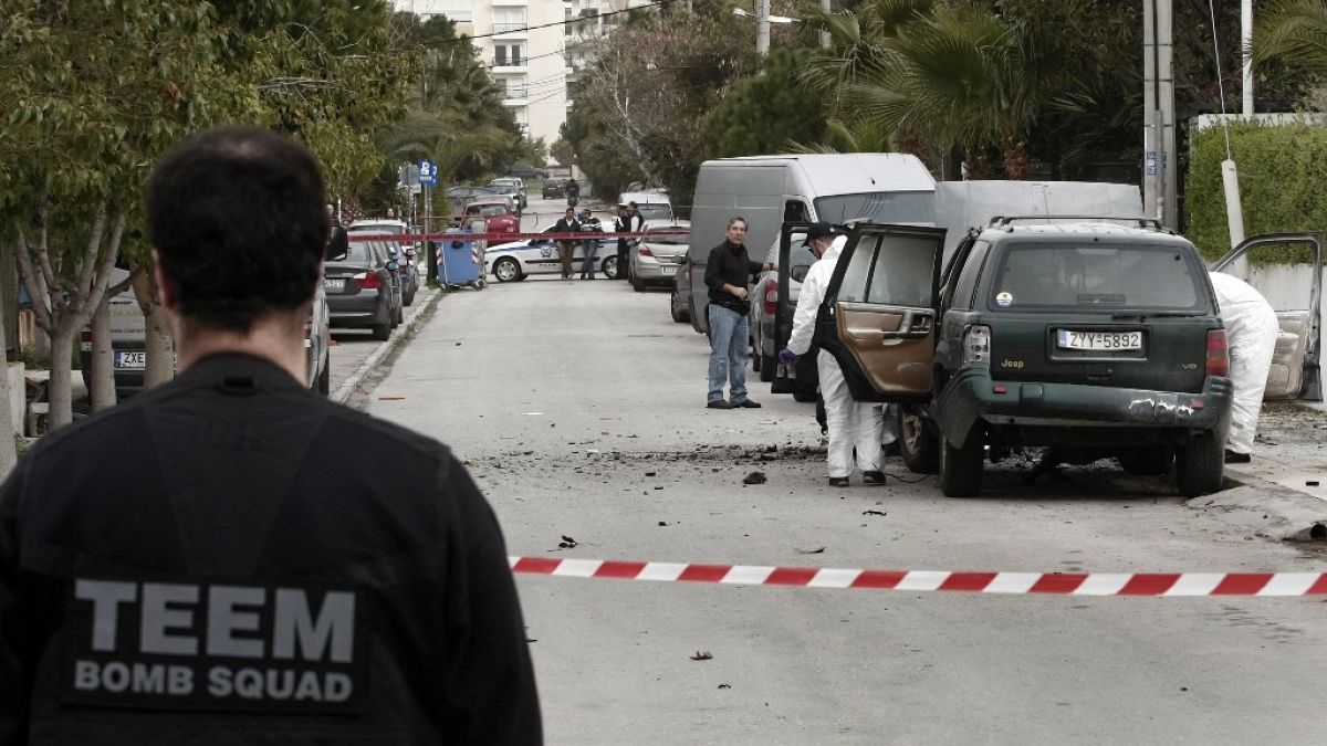 Yunan polisi bombalı saldırı sonrası aracı inceliyor 2009 (arşiv)