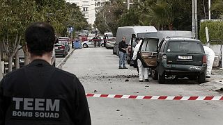 Yunan polisi bombalı saldırı sonrası aracı inceliyor 2009 (arşiv)