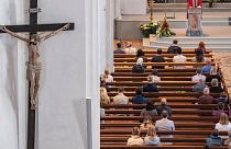 I (pochi) fedeli assistono alla Messa domenicale a Einsiedeln, Svizzera.